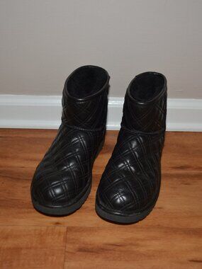 Ugg black Diamond Quilted shearling Lined Leather Mini Boots, sz Women's 9